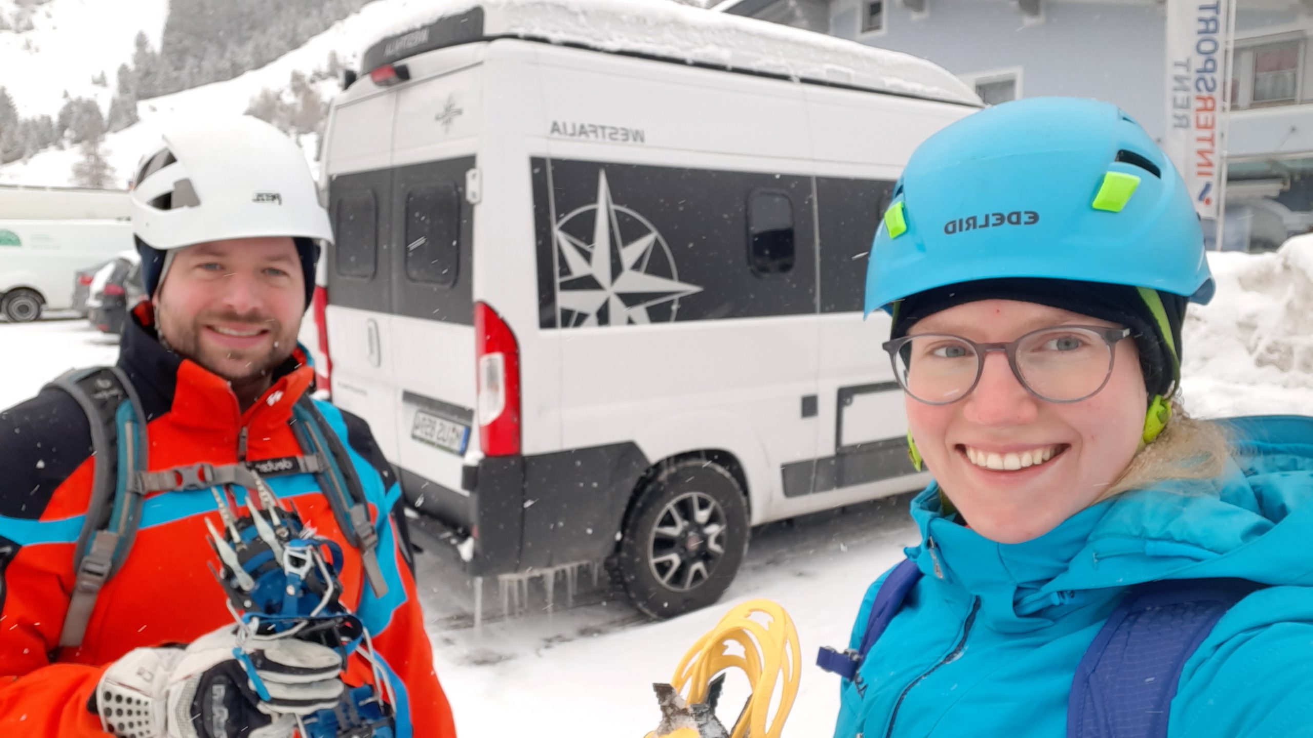 Matthias und Sonja Wintercamping Eisklettern Westfalia Columbus 540d