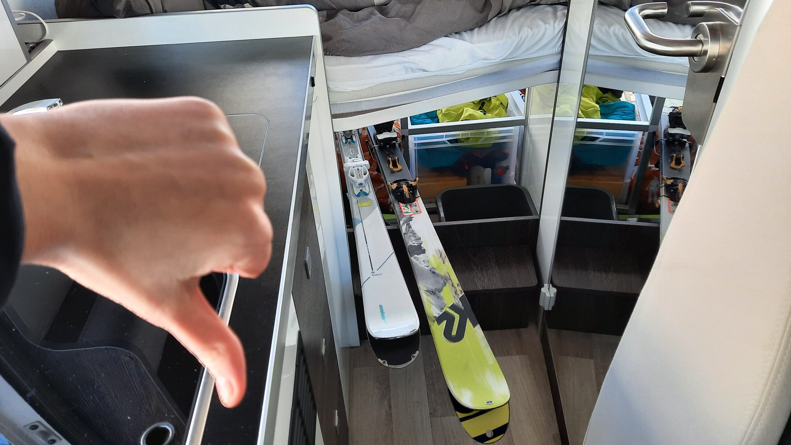 Ski im Innenraum Ski im Innenraum