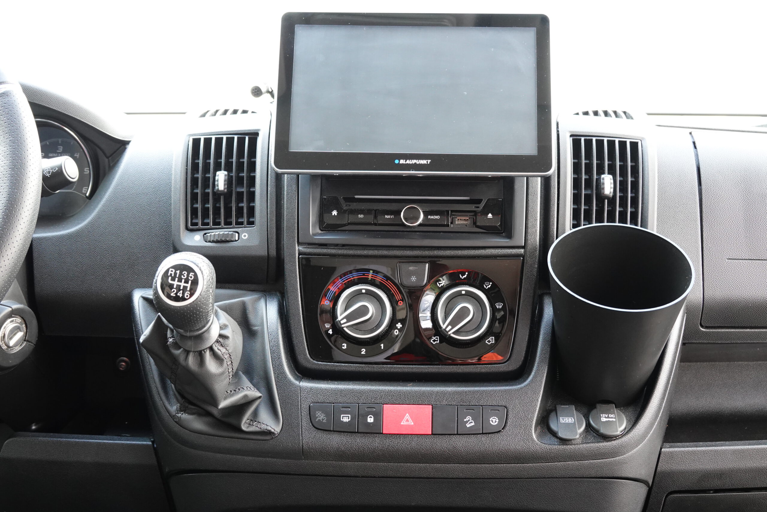Camperflower Camper Blumentopf im Cockpit eines Fiat Ducato Kastenwagen Camper