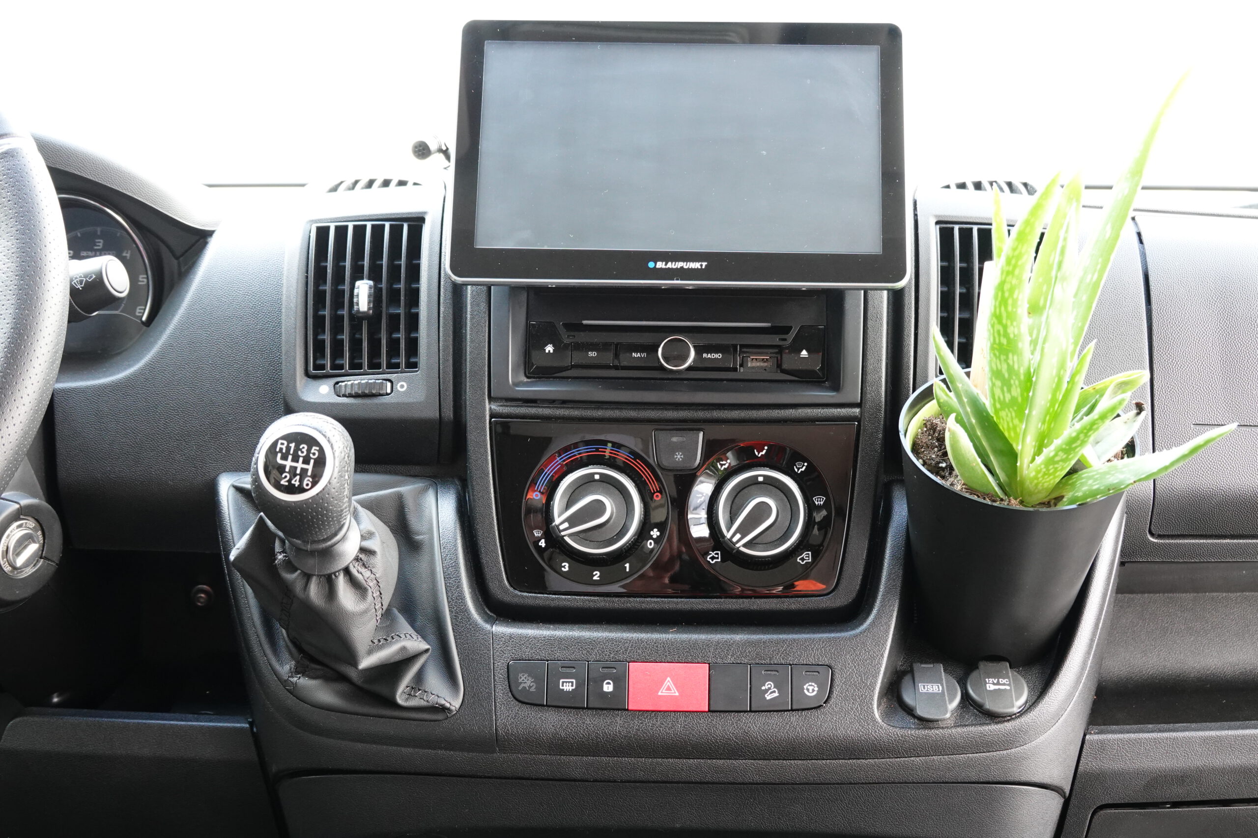 Camperflower_Cumulumbus_Pflanze_Campervan_Ducato_Blumentopf_2 Camperflower camper blumentopf im Cockpit eines Fiat Ducato Kastenwagen Camper mit einer Aloe Vera bepflanzt