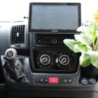 Camperflower Camper Blumentopf im Cockpit eines Fiat Ducato Kastenwagen Camper mit einer Blume bepflanzt