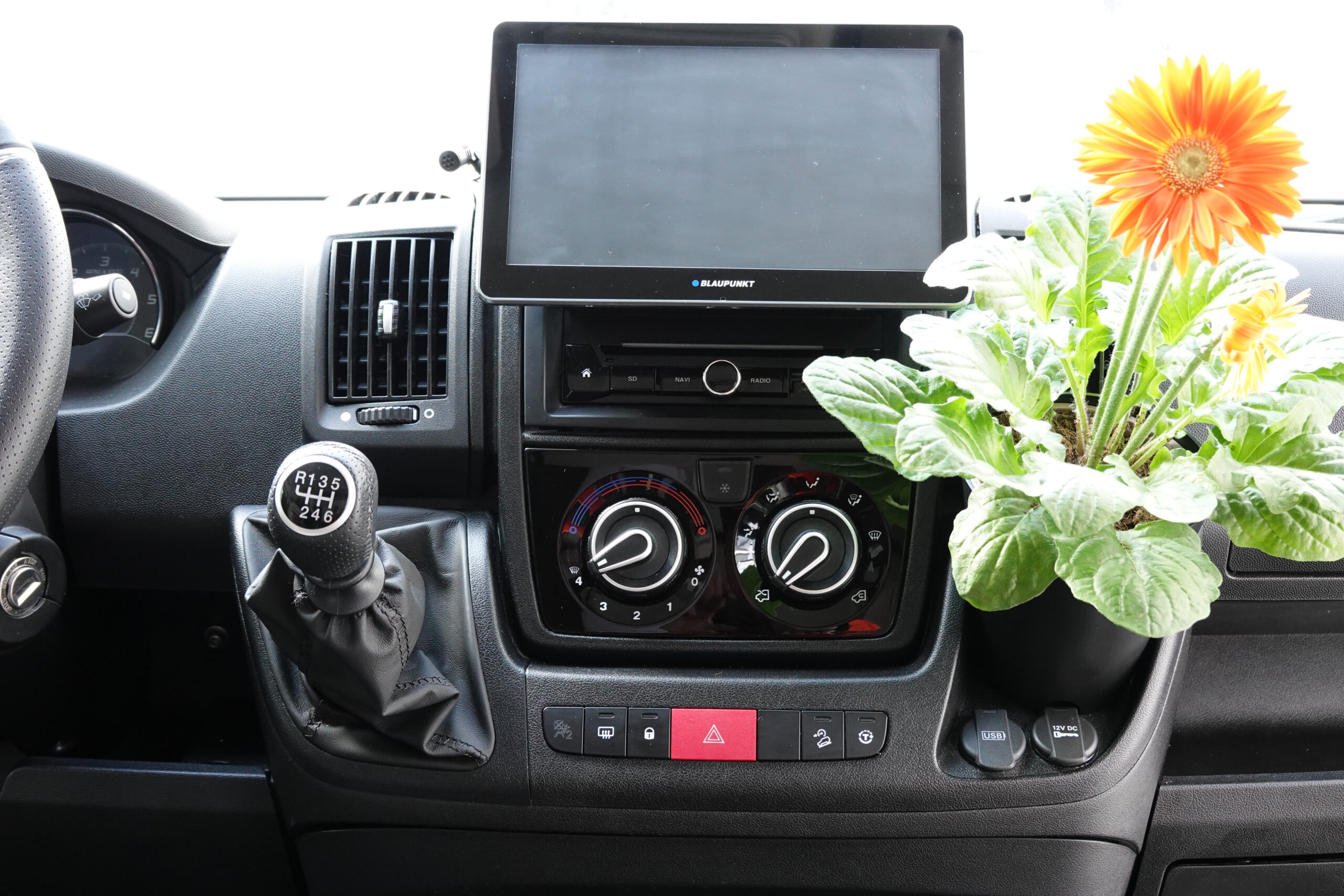 Camperflower Camper Blumentopf im Cockpit eines Fiat Ducato Kastenwagen Camper mit einer Blume bepflanzt