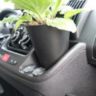 Camperflower Camper Blumentopf im Cockpit eines Fiat Ducato Kastenwagen Camper mit einer Blume bepflanzt