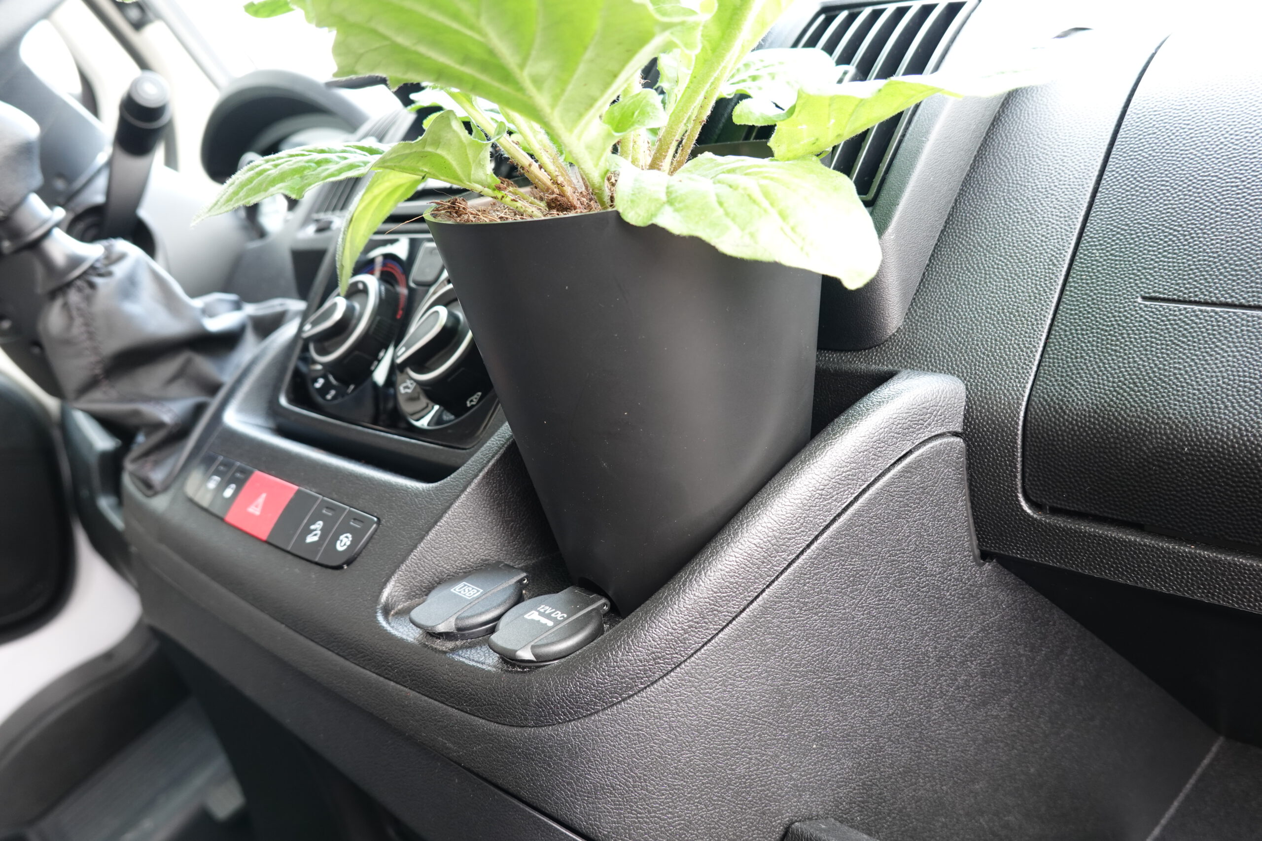 Camperflower Camper Blumentopf im Cockpit eines Fiat Ducato Kastenwagen Camper mit einer Blume bepflanzt
