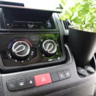 Camperflower Camper Blumentopf im Cockpit eines Fiat Ducato Kastenwagen Camper mit einem Basilikum bepflanzt