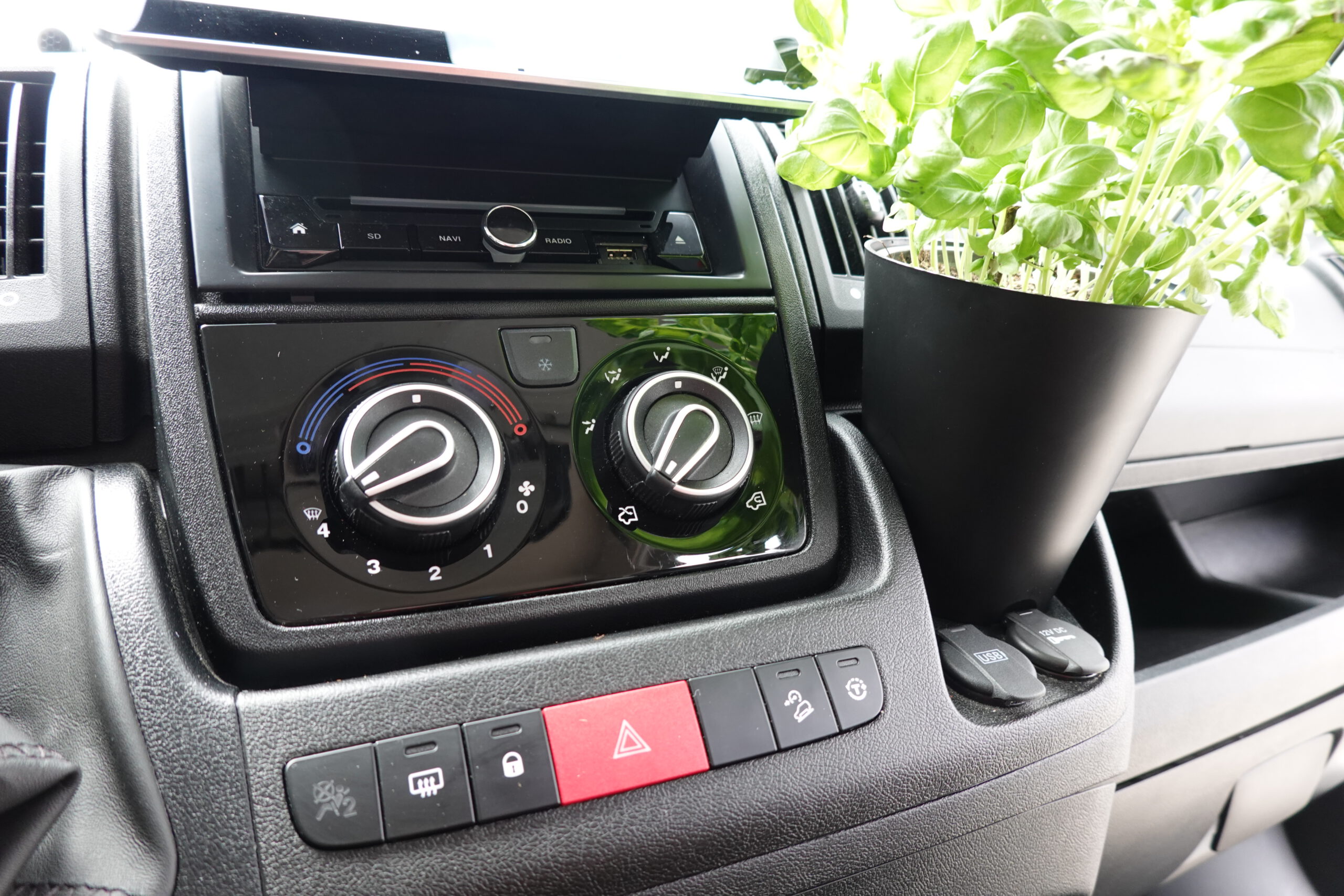 Camperflower Camper Blumentopf im Cockpit eines Fiat Ducato Kastenwagen Camper mit einem Basilikum bepflanzt