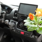 Camperflower Camper Blumentopf im Cockpit eines Fiat Ducato Kastenwagen Camper mit einer Blume bepflanzt