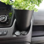 Camperflower Camper Blumentopf im Cockpit eines Fiat Ducato Kastenwagen Camper mit einem Basilikum bepflanzt