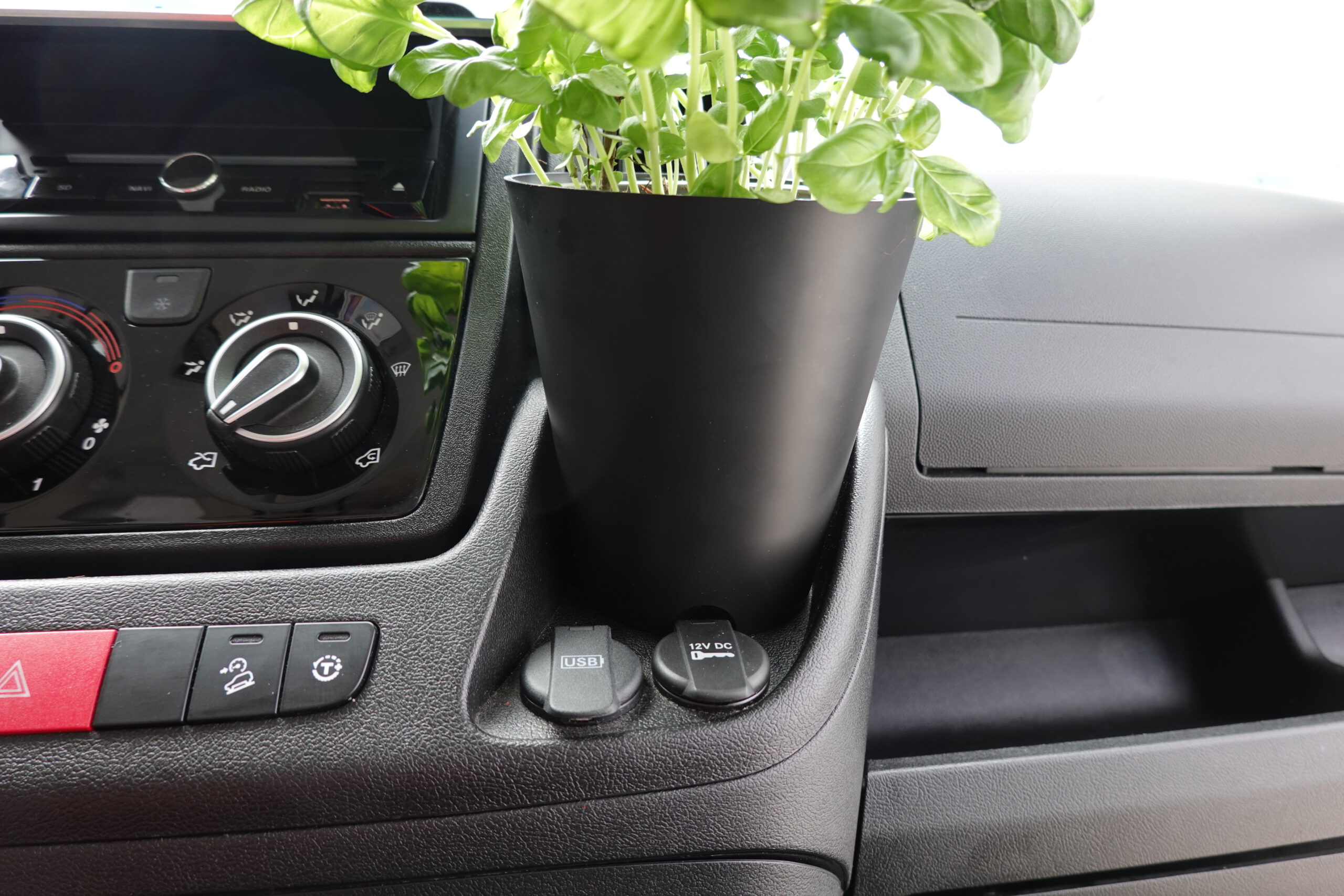 Camperflower Camper Blumentopf im Cockpit eines Fiat Ducato Kastenwagen Camper mit einem Basilikum bepflanzt