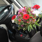 Camperflower Camper Blumentopf im Cockpit eines Fiat Ducato Kastenwagen Camper mit einem Blumenstrauß