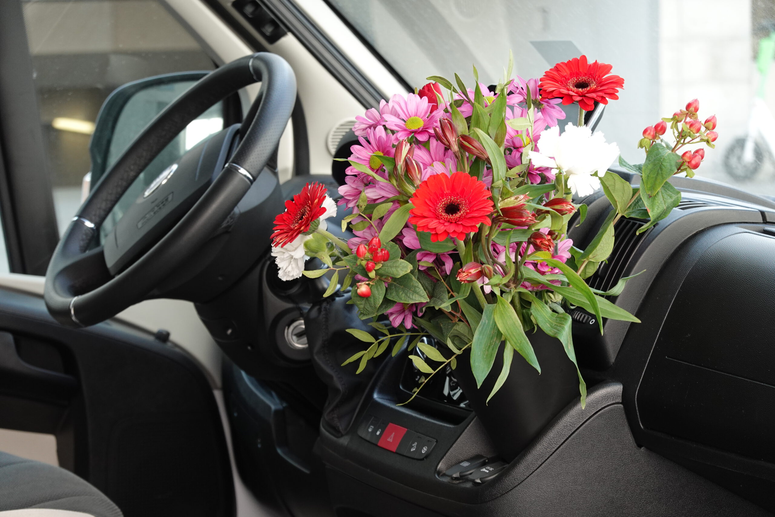 Camperflower Camper Blumentopf im Cockpit eines Fiat Ducato Kastenwagen Camper mit einem Blumenstrauß