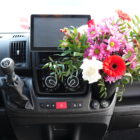 Camperflower Camper Blumentopf im Cockpit eines Fiat Ducato Kastenwagen Camper mit einem Blumenstrauß