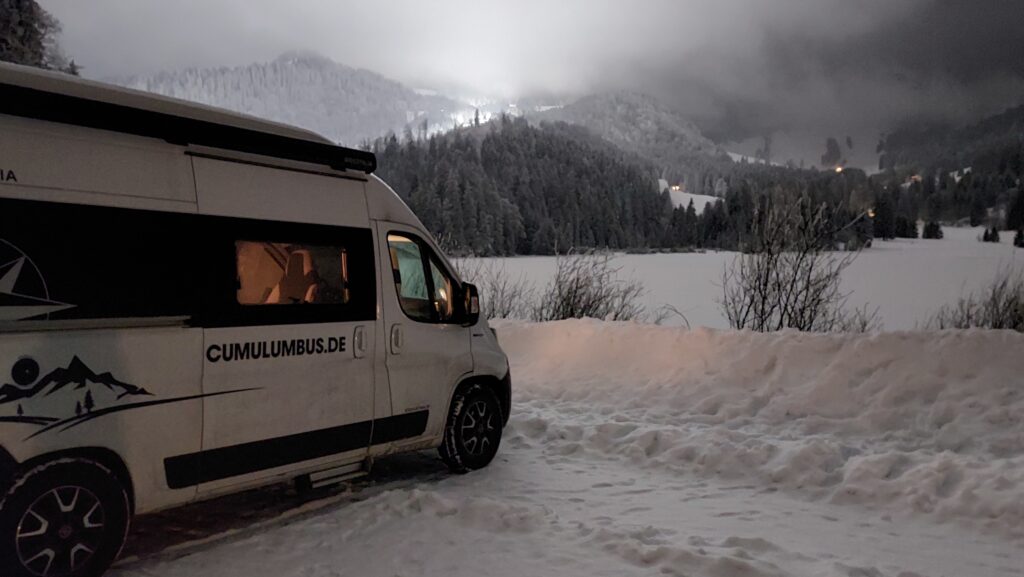 Spitzingsee Wintercamping Stellplatz Nachts am Spitzingsee
