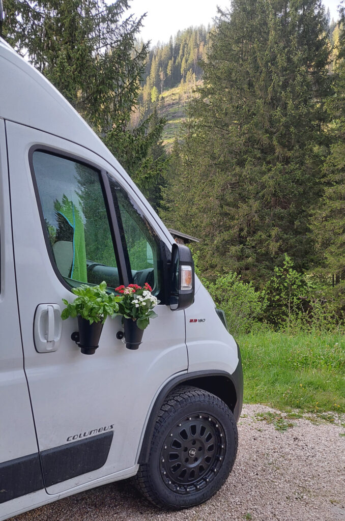 Blumen am Camper mit Camperflower und Magnethalterung