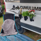 Blumen und Weinflaschenhalter dank Camperflower und Magnethalterung