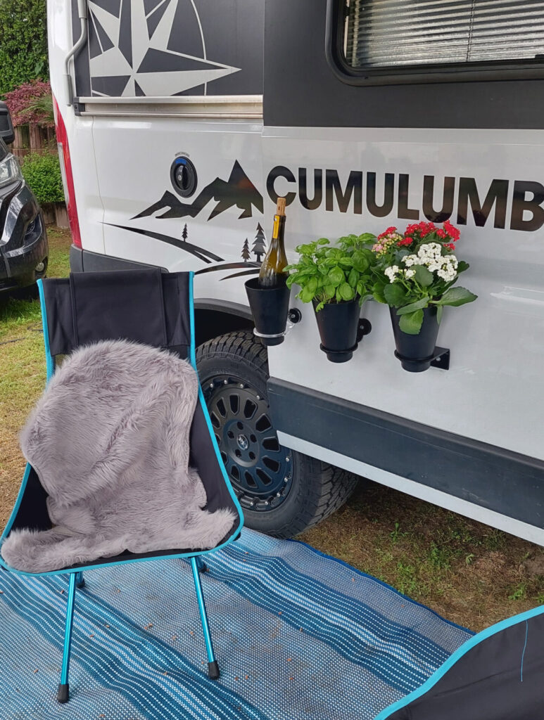 Blumen und Weinflaschenhalter dank Camperflower und Magnethalterung